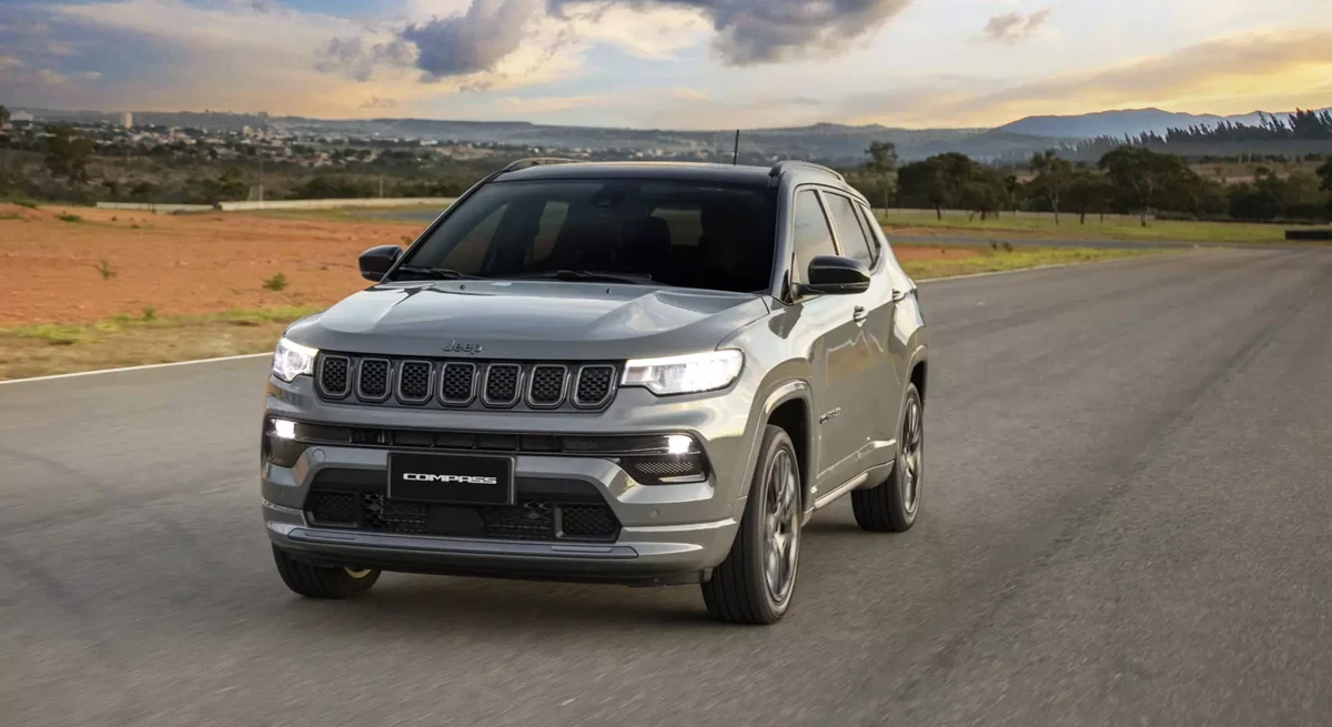 Jeep Compass Série S cinza em movimento numa estrada, o SUV que deve receber o sistema híbrido leve de 48V na linha 2027