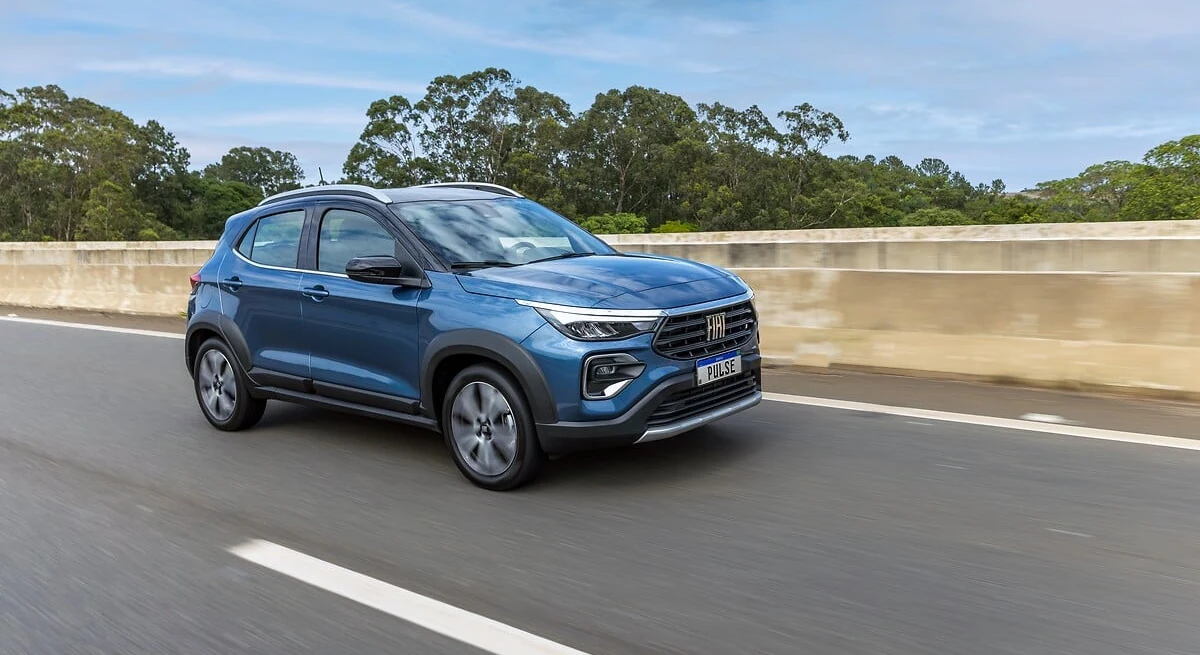 Fiat Pulse Hybrid azul em movimento numa rodovia, o SUV com o motor T200 Hybrid que não traz botão de Start&Stop