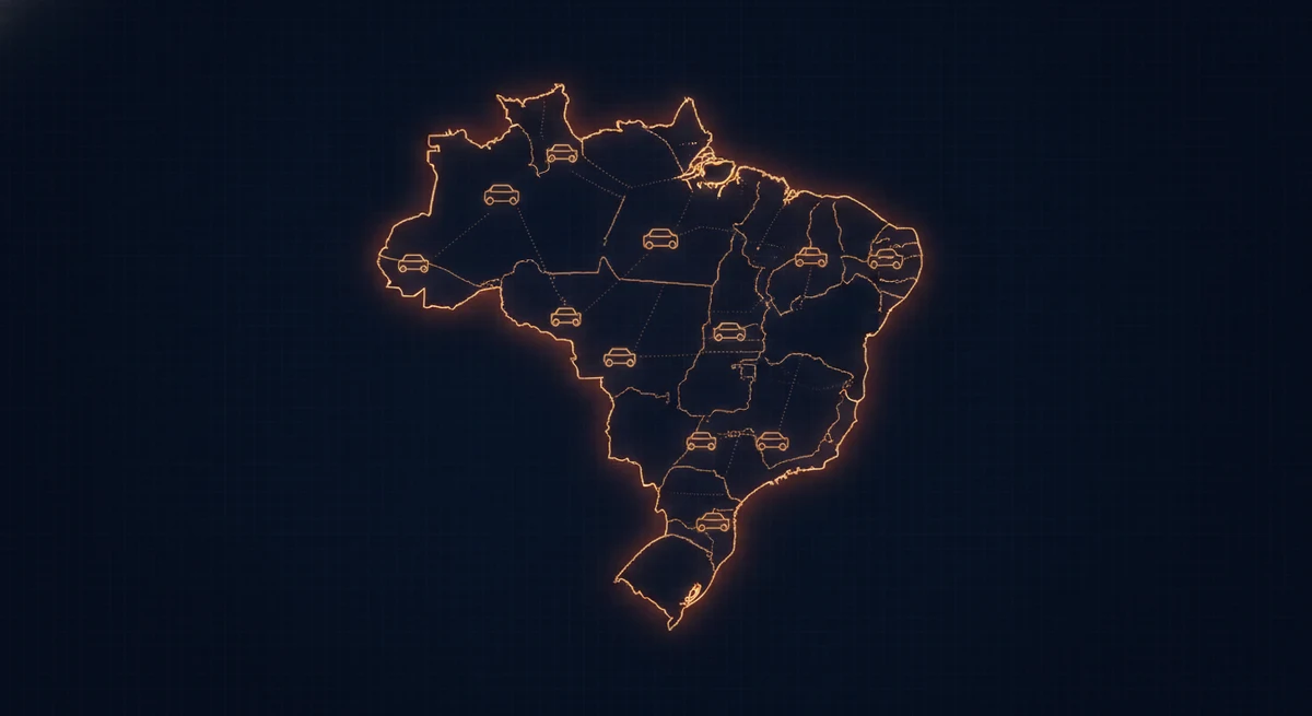 Ilustração técnica de um mapa do Brasil em contorno luminoso laranja sobre fundo azul-escuro, com pequenos ícones de carro espalhados pelo território e conectados por linhas pontilhadas, sem nenhuma marca ou texto visível