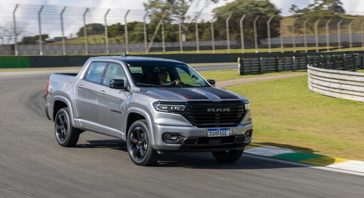 RAM Rampage R/T cinza da linha 2027 em movimento numa pista de corrida, vista em três quartos dianteiro