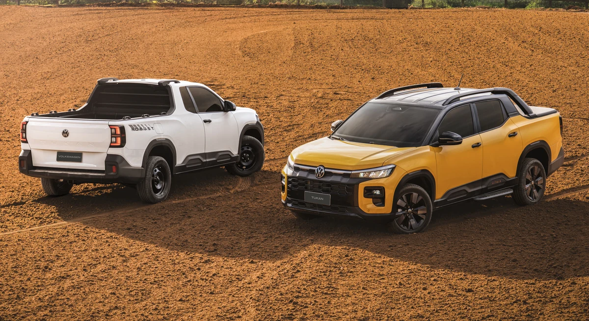 Picapes Volkswagen Tukan reveladas em Barretos: Robust branca de cabine simples vista de traseira e Extreme amarela de cabine dupla vista de frente, lado a lado em terreiro de terra